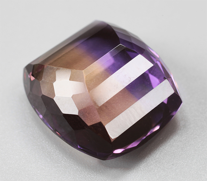 Чистейший крупный контрастный аметрин 13,92 карата