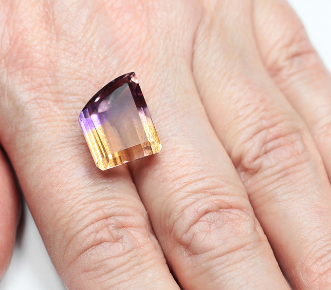 Чистейший крупный контрастный аметрин 16,27 карата