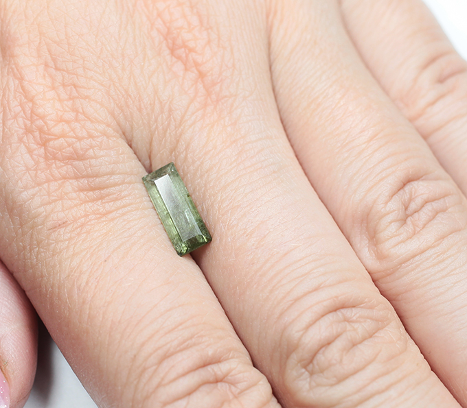 Желтовато-зеленый турмалин 1,83 карата
