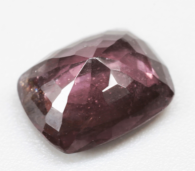 Насыщенно-пурпурная шпинель со сменой цвета 1,41 карата
