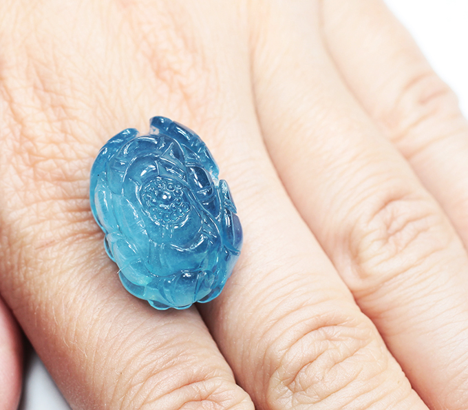 Насыщенный крупный резной аквамарин 38,55 карата