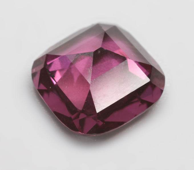 Чистейший умбалит гранат 2,74 карата