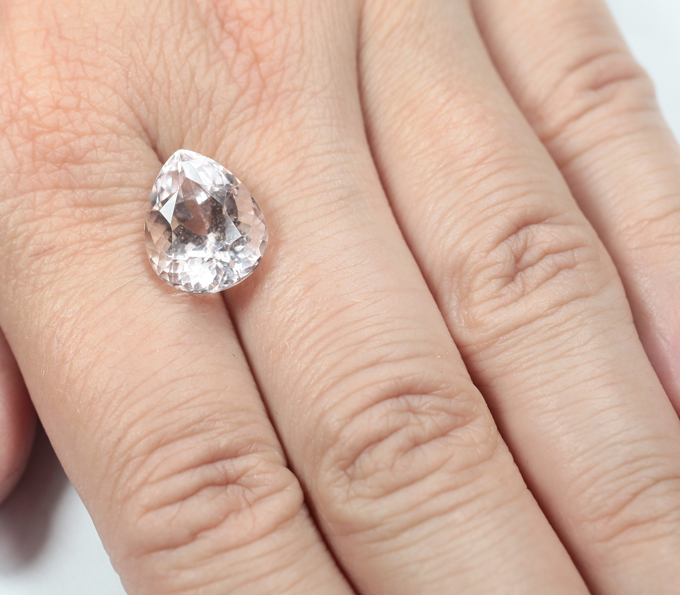 Крупный морганит 9,32 карата