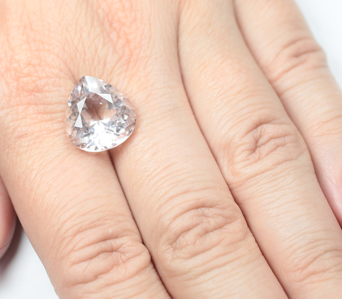 Крупный морганит 9,32 карата