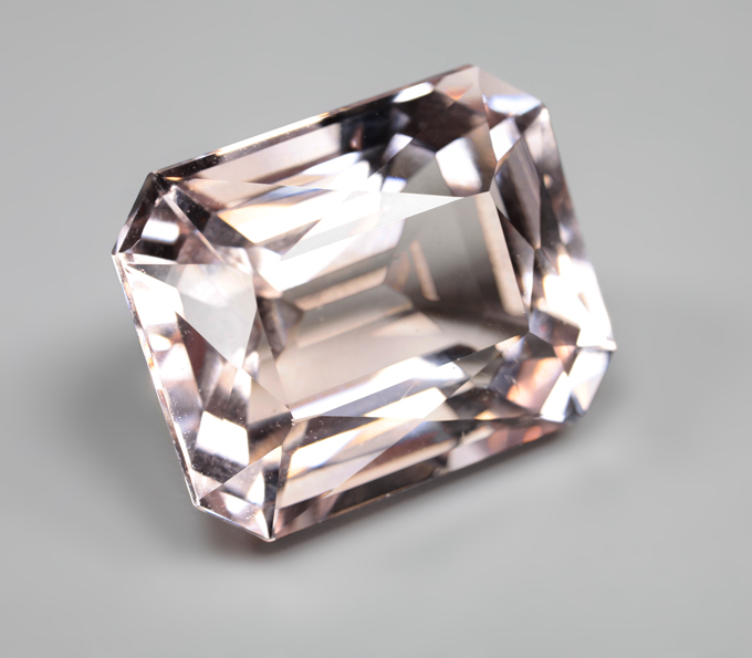 Чистейший крупный морганит 18,71 карата