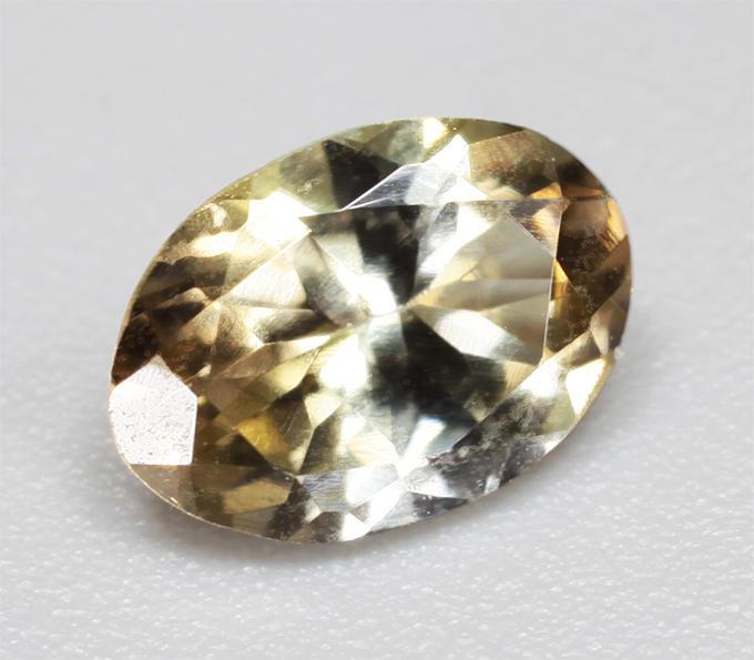 Зеленовато-желтый цоизит 0,41 карата