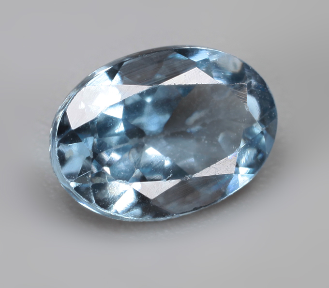 Зеленовато-синий цоизит 0,8 карата