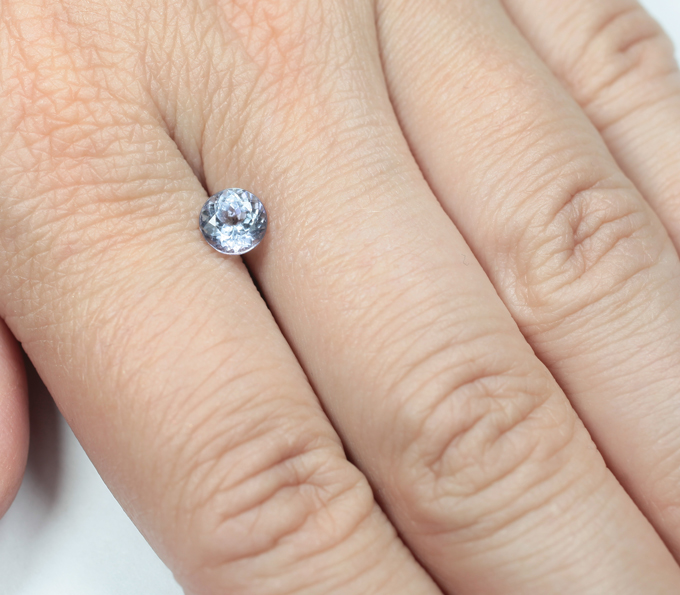 Фиолетовато-синий цоизит высокой чистоты 1,18 карата