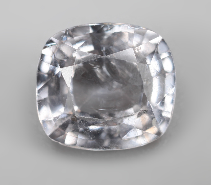 Платиновая шпинель со сменой цвета 1,84 карата