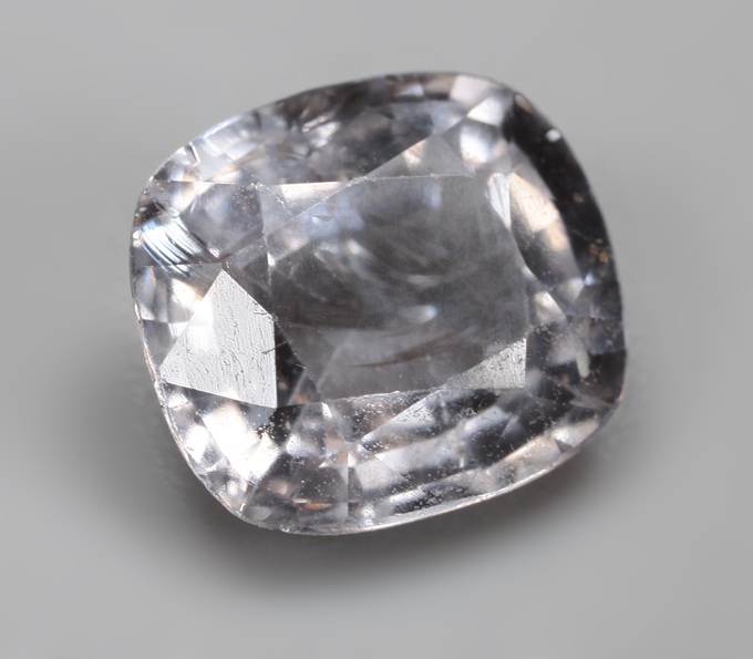 Платиновая шпинель со сменой цвета 1,84 карата