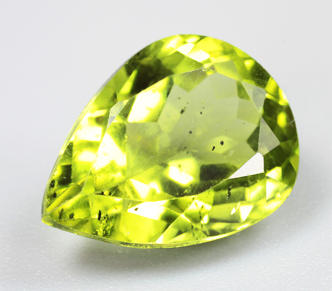 Яркий перидот 3,93 карата