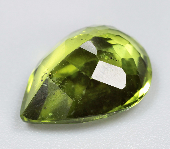 Яркий перидот 3,93 карата