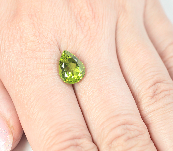 Яркий перидот 3,93 карата