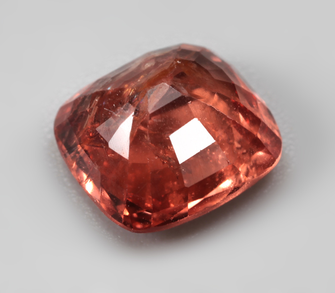 Яркая красновато-оранжевая шпинель 1,83 карата