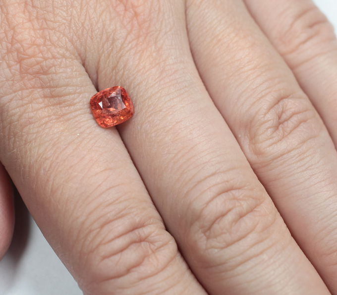 Яркая красновато-оранжевая шпинель 1,83 карата