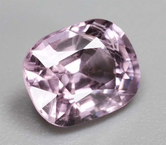 Розовато-пурпурная шпинель высокой чистоты 1,06 карата