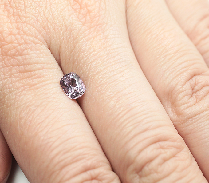 Розовато-пурпурная шпинель высокой чистоты 1,06 карата