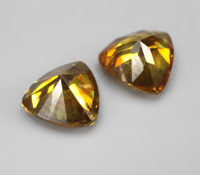 Пара зеленовато-желтых сфалеритов 2,14 карата