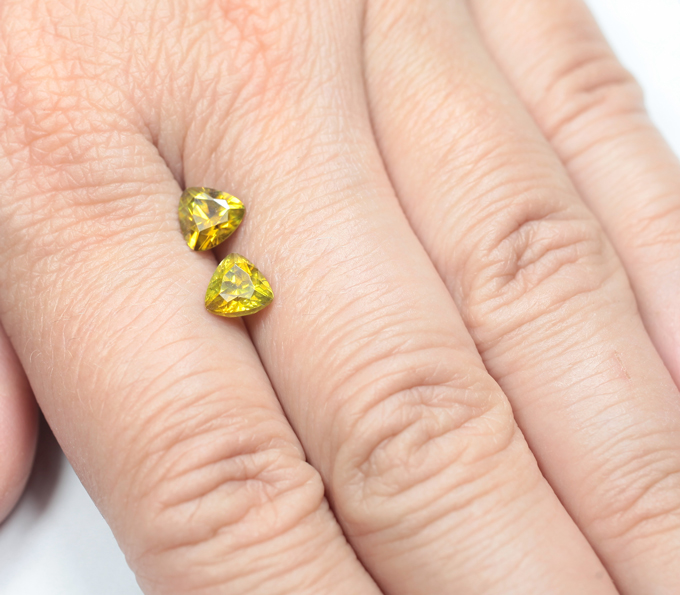 Пара зеленовато-желтых сфалеритов 2,14 карата