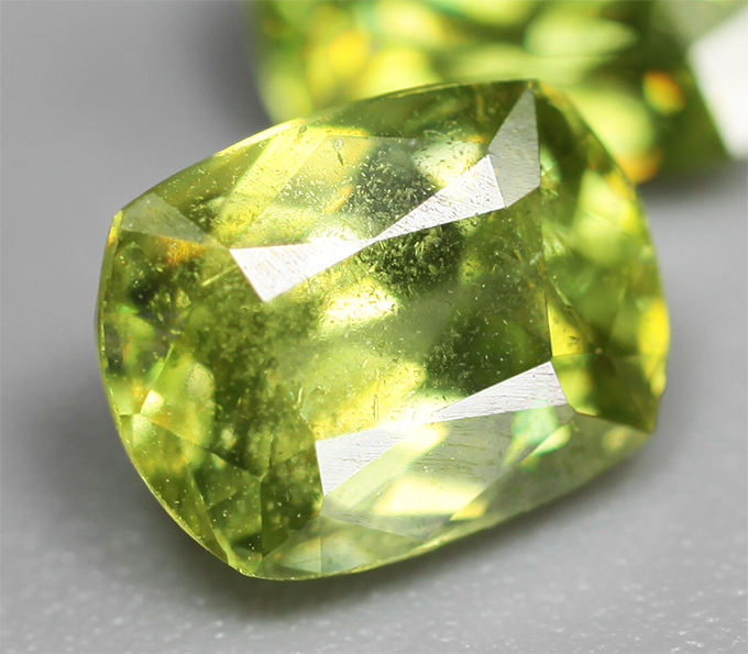 Пара желтовато-зеленых сфенов 1,95 карата