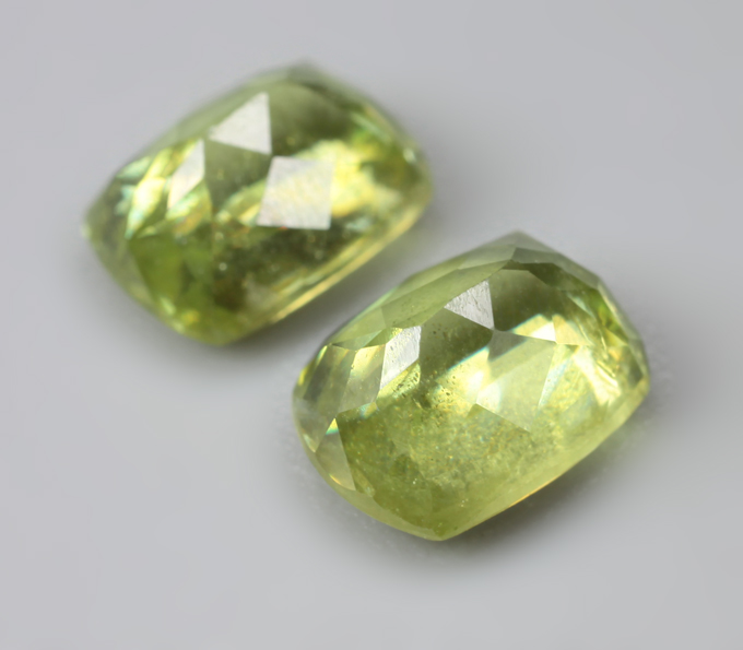 Пара желтовато-зеленых сфенов 1,95 карата