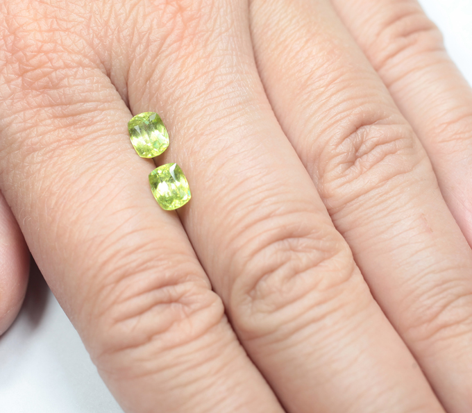 Пара желтовато-зеленых сфенов 1,95 карата