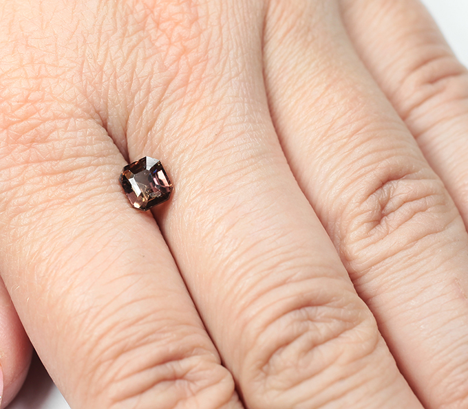 Редкий полихромный аксинит 1,46 карата