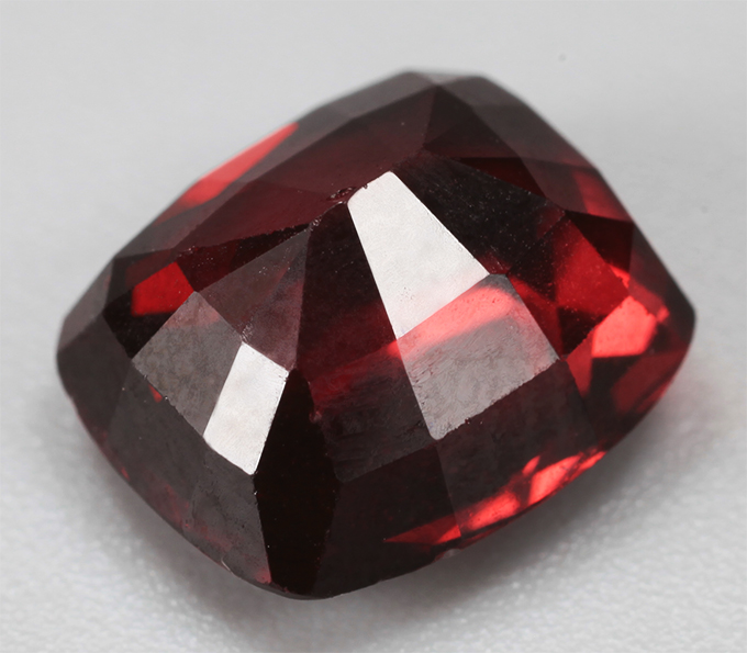 Пироп гранат высокой чистоты 3,59 карата