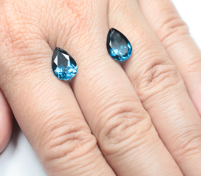 Пара чистейших London топазов 6,66 карата