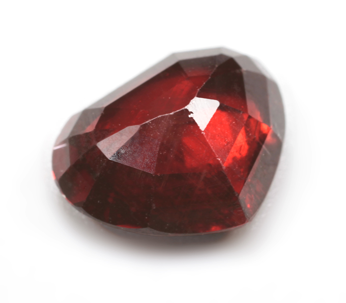 Пироп гранат огранки "сердце" 2,91 карата