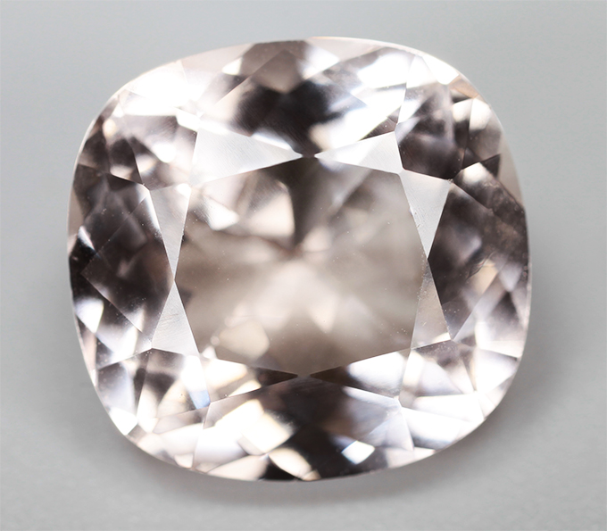 Крупный морганит высокой чистоты 7,67 карата