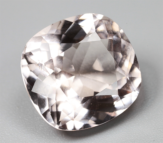 Крупный морганит высокой чистоты 7,67 карата