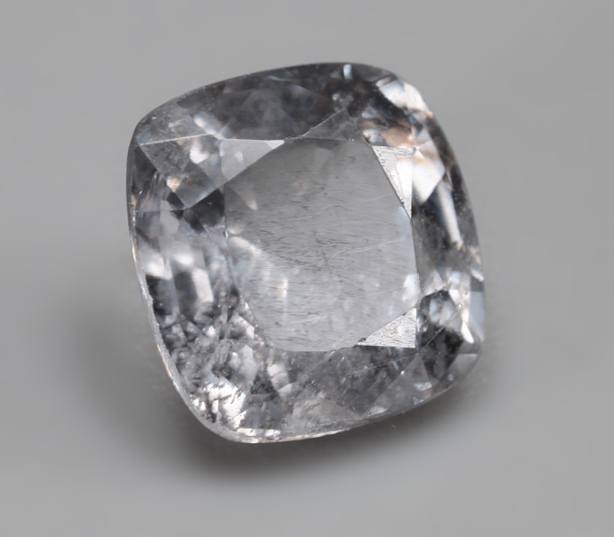 Платиновая шпинель со сменой цвета 1,45 карата