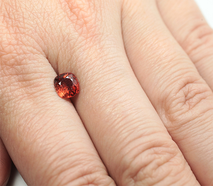 Ярко-оранжевая шпинель 1,32 карата