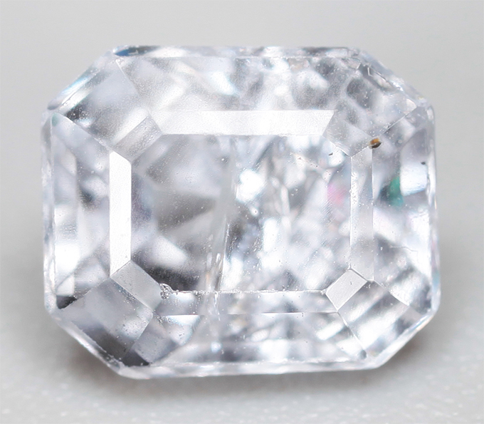 Платиновая шпинель со сменой цвета 0,92 карата