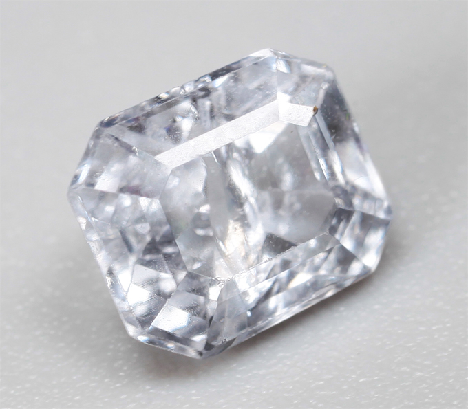 Платиновая шпинель со сменой цвета 0,92 карата