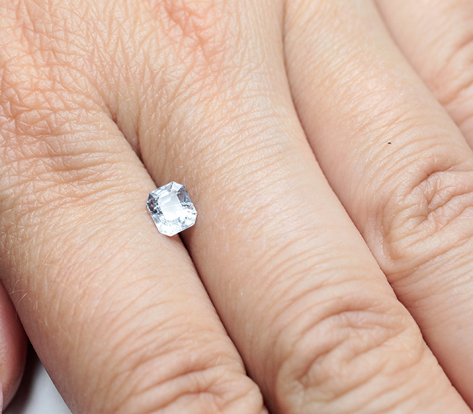 Платиновая шпинель со сменой цвета 0,92 карата