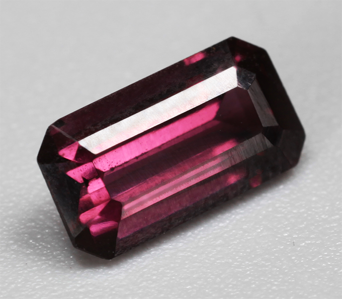 Пурпурная шпинель 0,83 карата