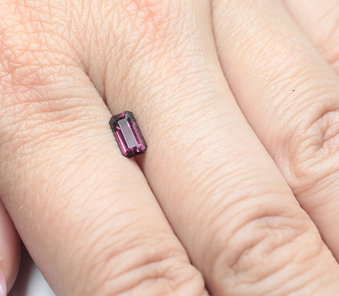 Пурпурная шпинель 0,83 карата
