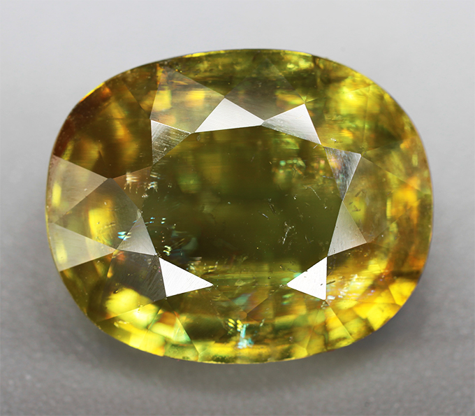 Крупный желто-зеленый сфен 5,57 карата