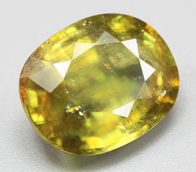 Крупный желто-зеленый сфен 5,57 карата