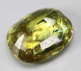 Крупный желто-зеленый сфен 5,57 карата