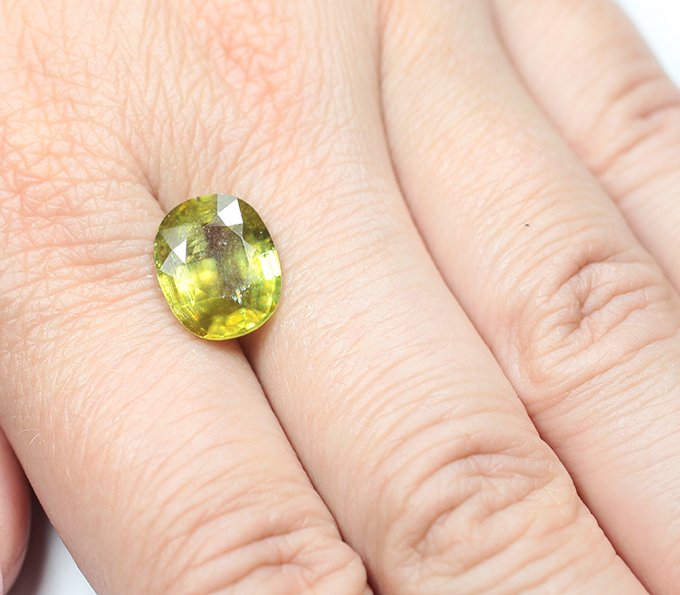 Крупный желто-зеленый сфен 5,57 карата