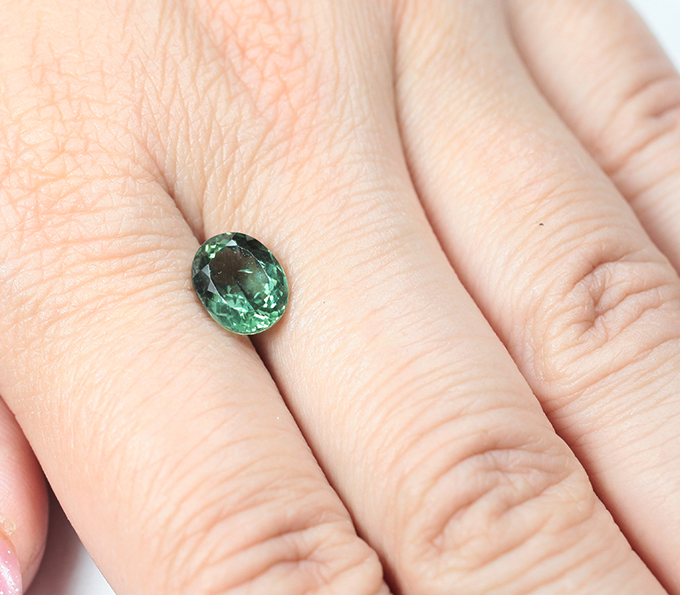 Редкий цвет! Голубовато-зеленый "неоновый" апатит 2,54 карата