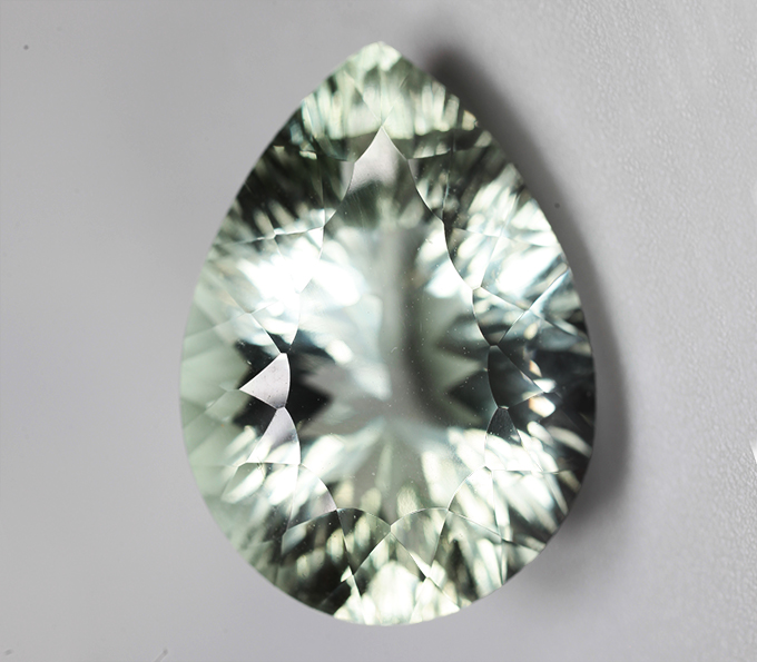 Чистейший платиново-зеленый аметист 17,92 карата