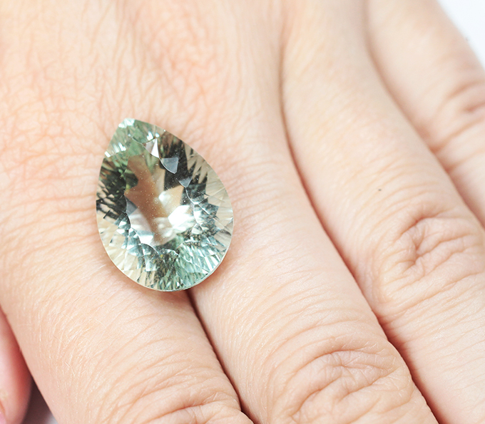 Чистейший платиново-зеленый аметист 17,92 карата