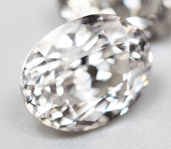 Пара бесцветных цирконов высокой чистоты 3,49 карата