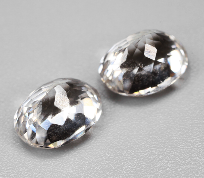 Пара бесцветных цирконов высокой чистоты 3,49 карата