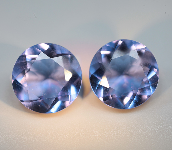 Крупная пара флюоритов со сменой цвета 11,64 карата