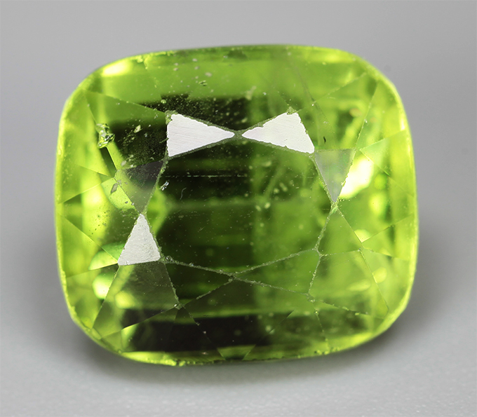 Крупный яркий перидот 8,06 карата